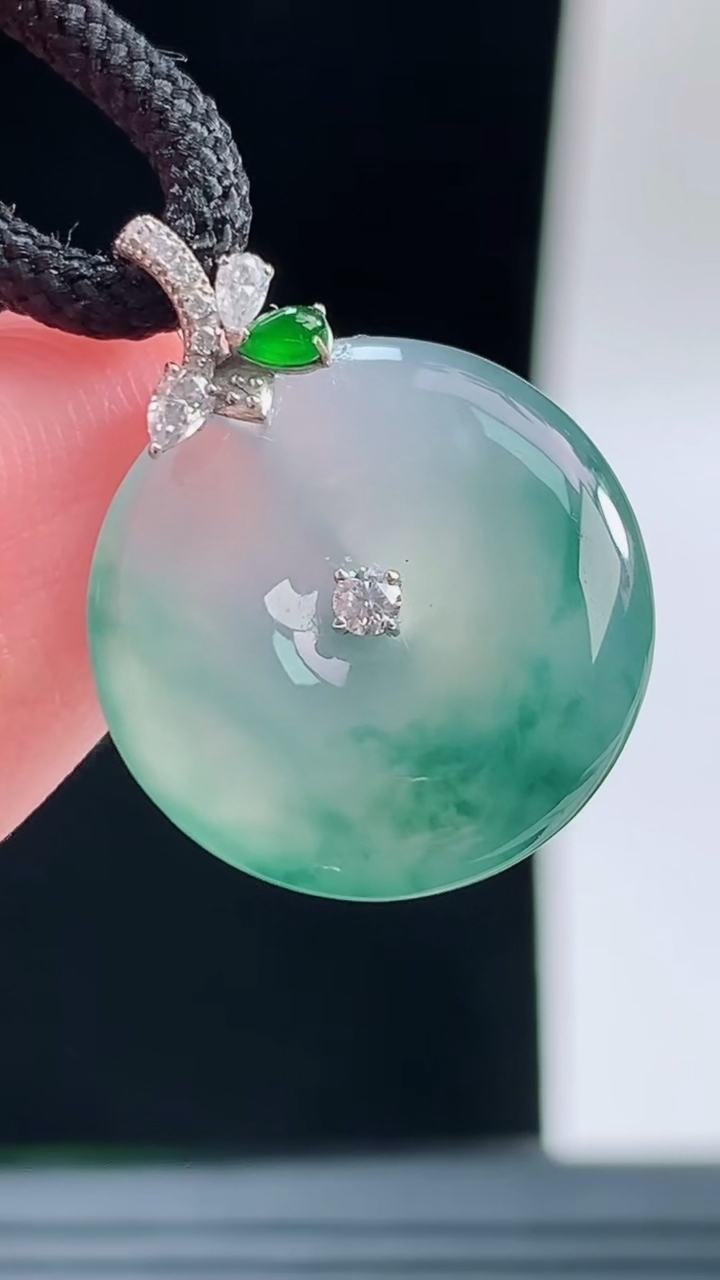 天然A货翡翠种飘花平安扣吊坠，尺寸16.1-3.1重量:2.27g
9月14日