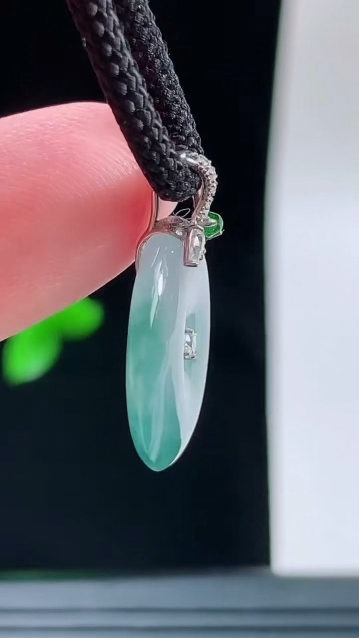 天然A货翡翠种飘花平安扣吊坠，尺寸16.1-3.1重量:2.27g
9月14日