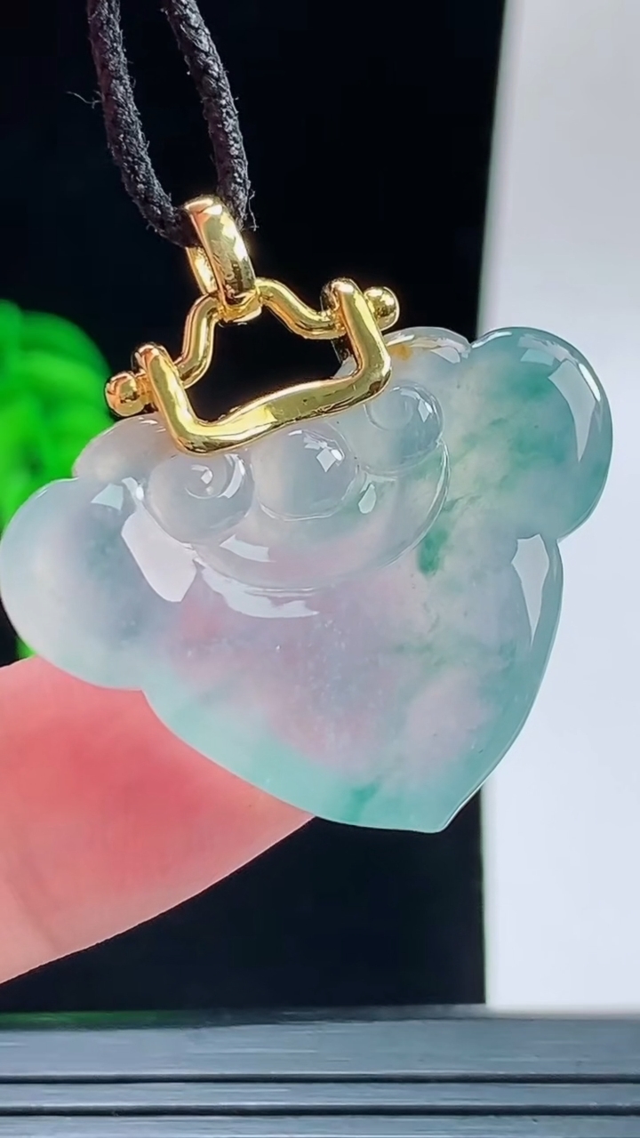天然A货翡翠种飘花如意头吊坠，尺寸23.5-31.7-5.8重量:9.84g
9月14日