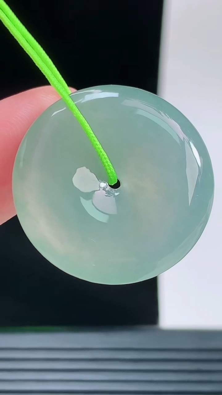 天然A货翡翠平安扣吊坠，尺寸25.2-5.6重量:7.22g
9月14日