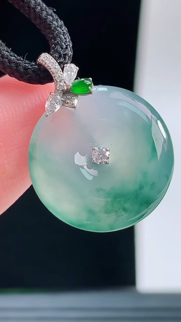 天然A货翡翠种飘花平安扣吊坠，尺寸16.1-3.1重量:2.27g
9月14日