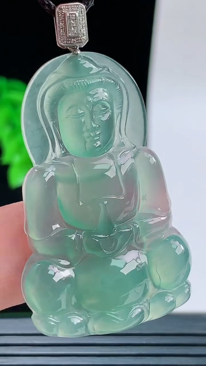天然A货翡翠正装观音菩萨吊坠，尺寸42-29.3-4.4重量:8.40g
9月14日