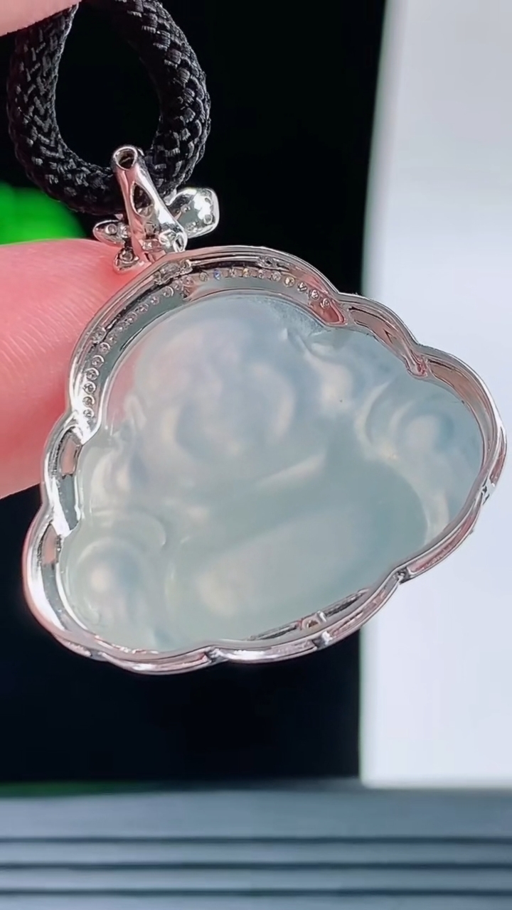 天然A货翡翠种白冰佛公吊坠，尺寸29-24.2-7.7裸石18.9-23.3重量:5.15g
9月14日