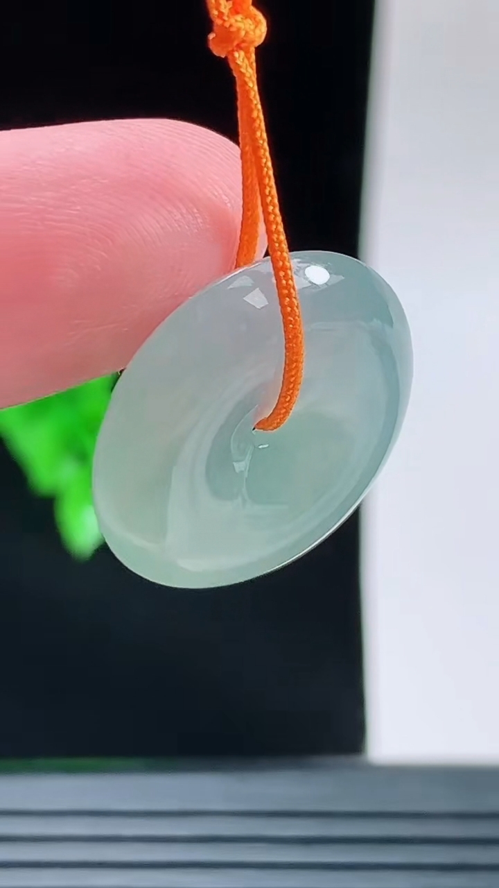 天然A货翡翠平安扣吊坠，尺寸20.8-5.2重量:4.54g
9月14日