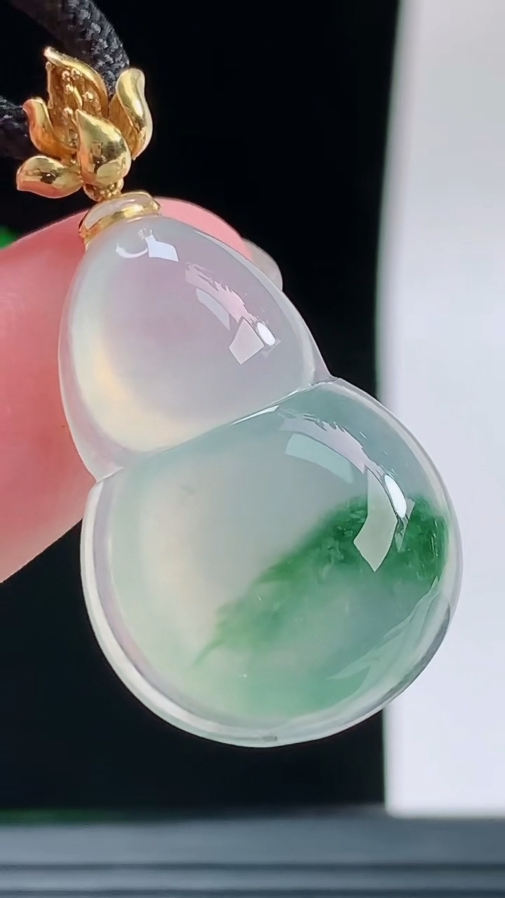 天然A货翡翠葫芦吊坠，尺寸26.2-18.5-5.8重量:5.23g
9月14日