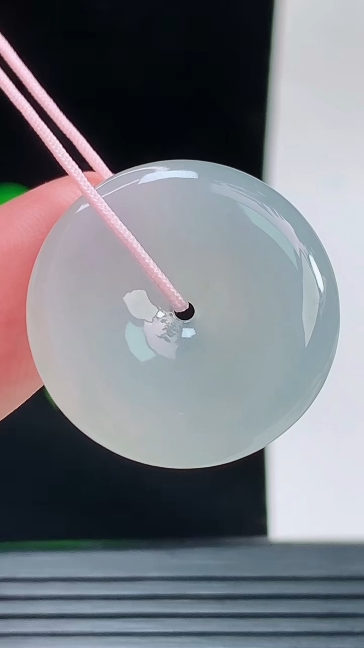 天然A货翡翠平安扣吊坠，尺寸24.2-4.8重量:5.86g
9月14日