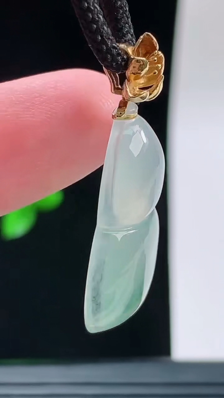 天然A货翡翠葫芦吊坠，尺寸26.2-18.5-5.8重量:5.23g
9月14日