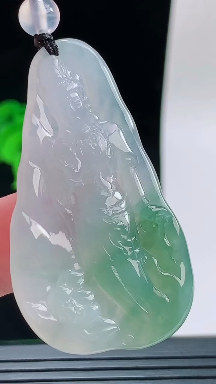 天然A货翡翠冰种飘花观音菩萨吊坠，尺寸48.3-28.3-5重量:16.37g
9月14日