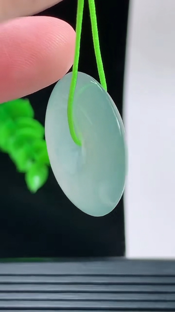 天然A货翡翠平安扣吊坠，尺寸25.2-5.6重量:7.22g
9月14日