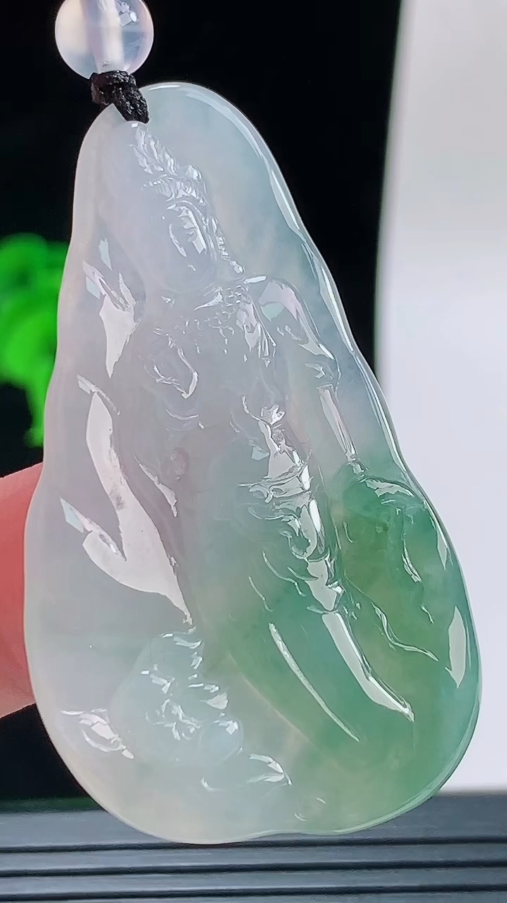 天然A货翡翠冰种飘花观音菩萨吊坠，尺寸48.3-28.3-5重量:16.37g
9月14日