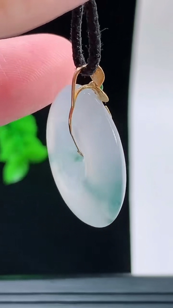 天然A货翡翠种飘花平安扣吊坠，尺寸23.1-5.1重量:5.43g
9月14日