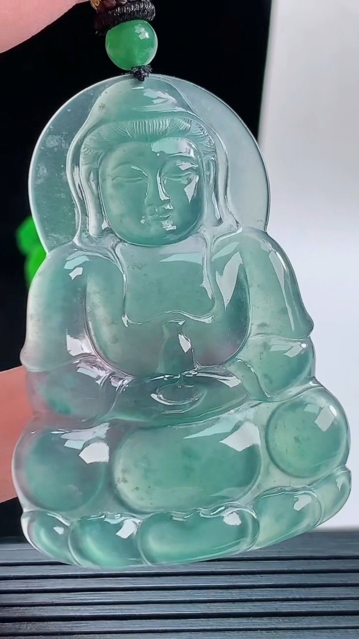 天然A货翡翠飘花正装观音菩萨吊坠，尺寸59.2-41.4-3.6重量:17.92g
9月14日