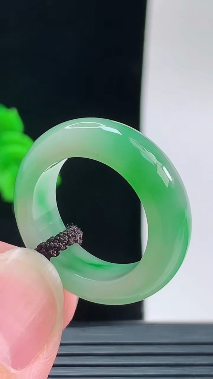 天然A货翡翠玉指环戒指，尺寸17.9-6.6-4.8重量:6.37g2026年9月14日
工厂直销收藏佳品,种好水足，色泽均匀，有种有色，上手高大气！