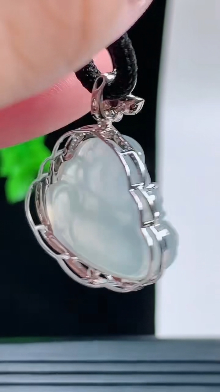 天然A货翡翠种白冰佛公吊坠，尺寸29-24.2-7.7裸石18.9-23.3重量:5.15g
9月14日