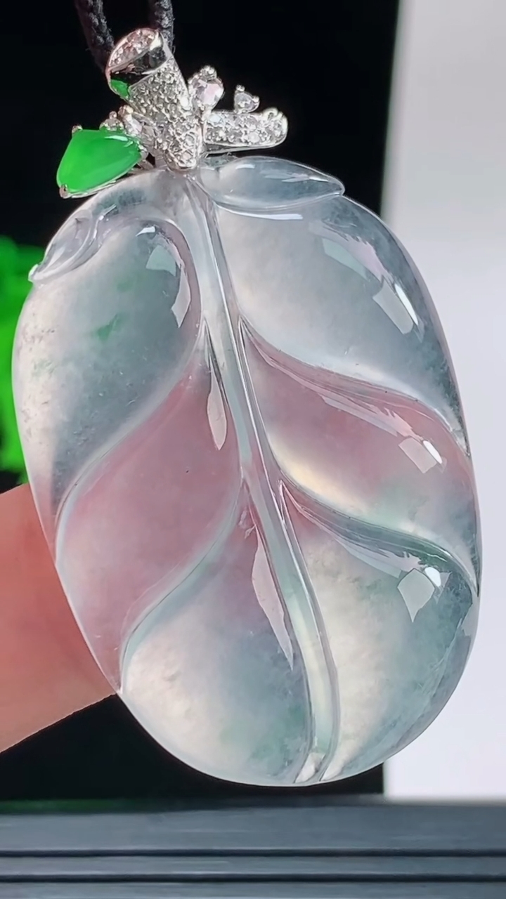 天然A货翡翠种飘花金枝玉叶 叶子吊坠，尺寸42-26.4-4.9重量:11.33g
9月14日
