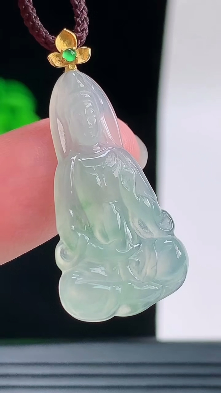 天然A货翡翠观音菩萨吊坠，尺寸30.8-14.8-3.3重量:2.43g
9月14日
