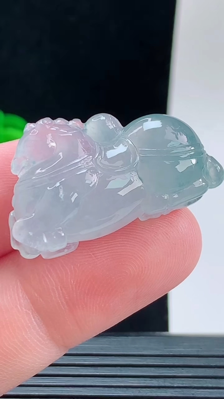天然A货翡翠冰种飘花生肖马吊坠，尺寸31.7-20.1-9.4重量:10.64g
9月15日