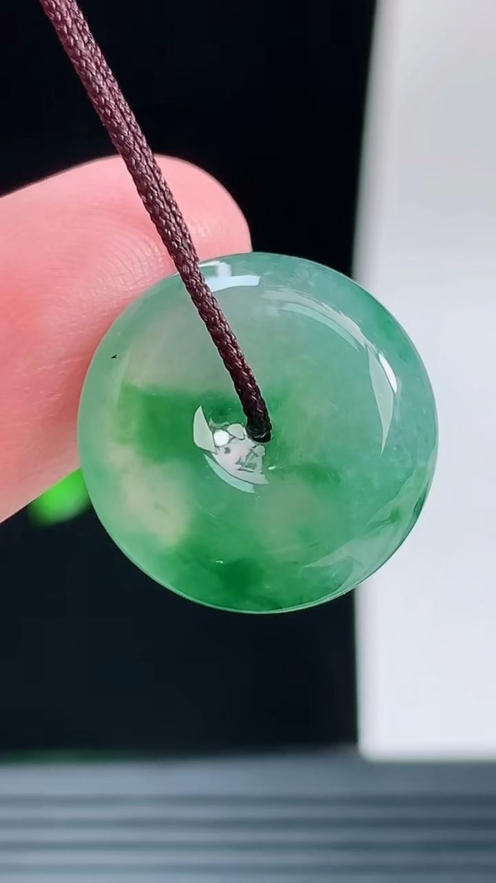 天然A货翡翠平安扣吊坠，尺寸17.6-6重量:3.57g
9月14日