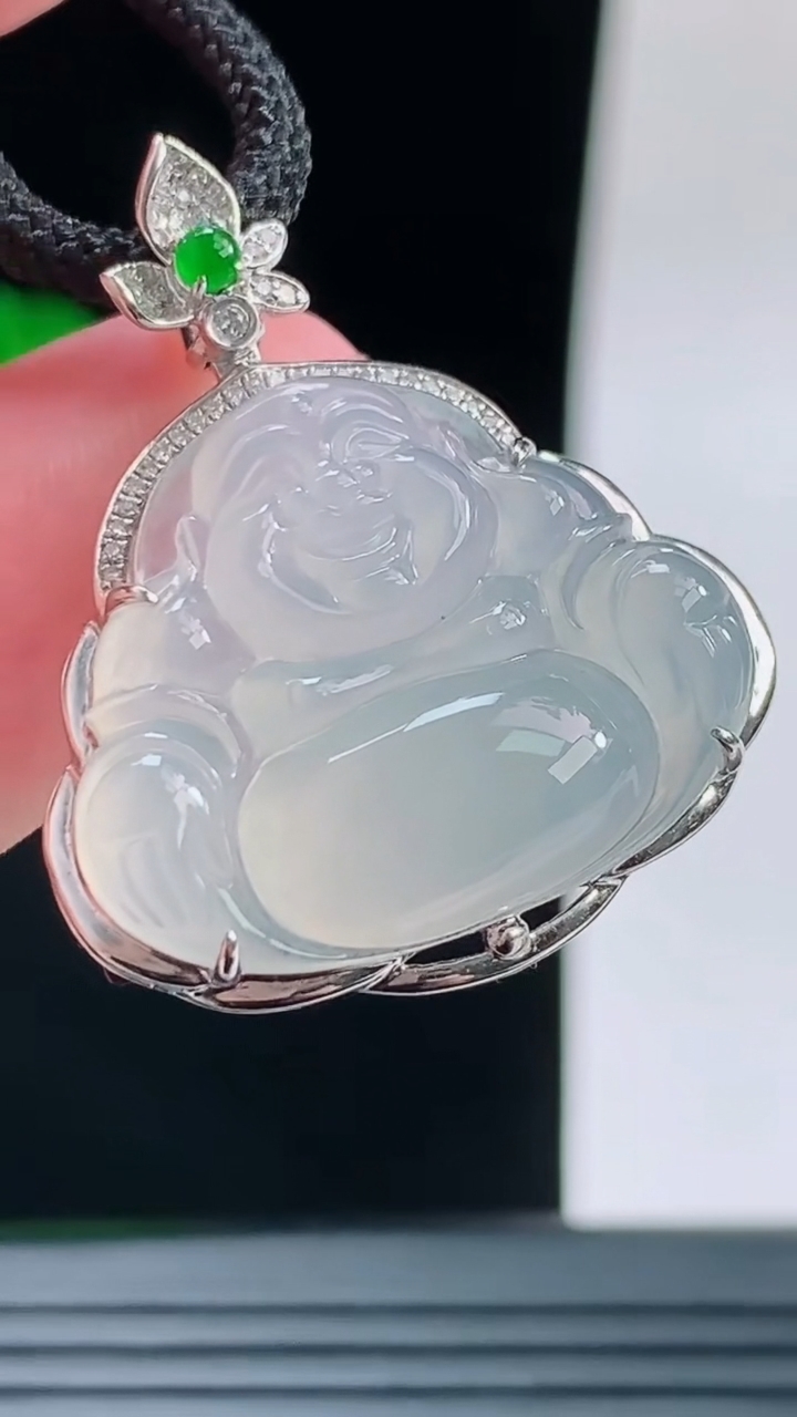 天然A货翡翠种白冰佛公吊坠，尺寸29-24.2-7.7裸石18.9-23.3重量:5.15g
9月14日