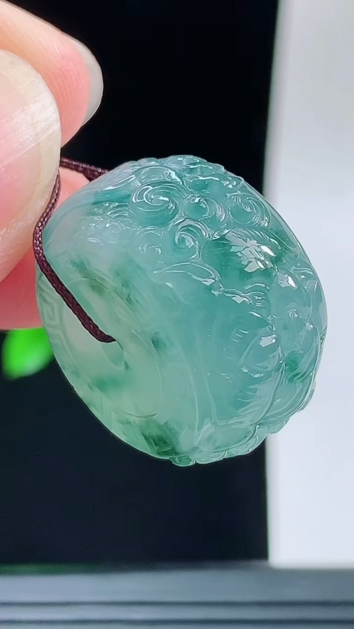 天然A货翡翠飘花雕花仿古路路通吊坠，尺寸23.4-13.1重量:16.22g
9月14日