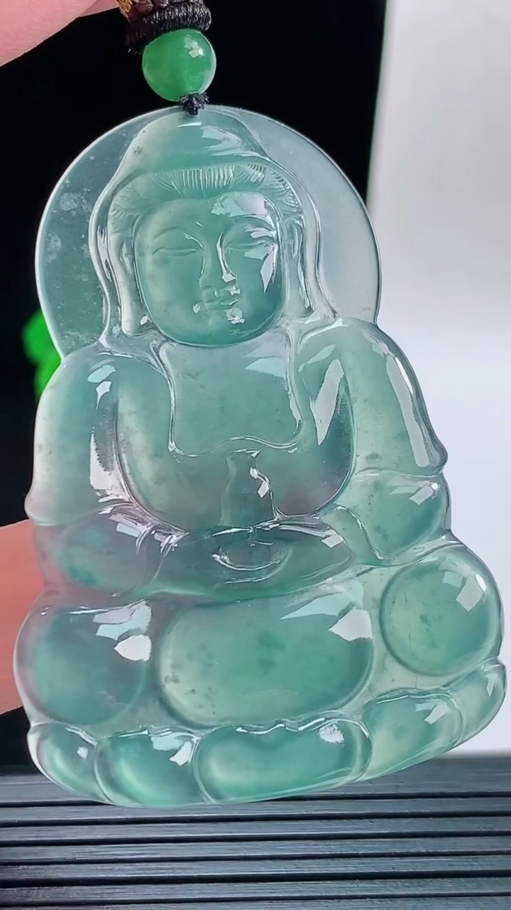 天然A货翡翠飘花正装观音菩萨吊坠，尺寸59.2-41.4-3.6重量:17.92g
9月14日