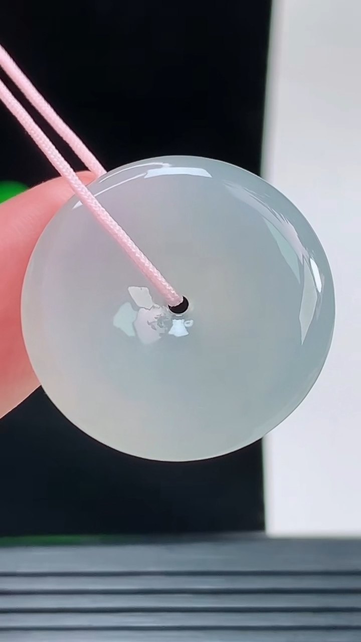天然A货翡翠平安扣吊坠，尺寸24.2-4.8重量:5.86g
9月14日