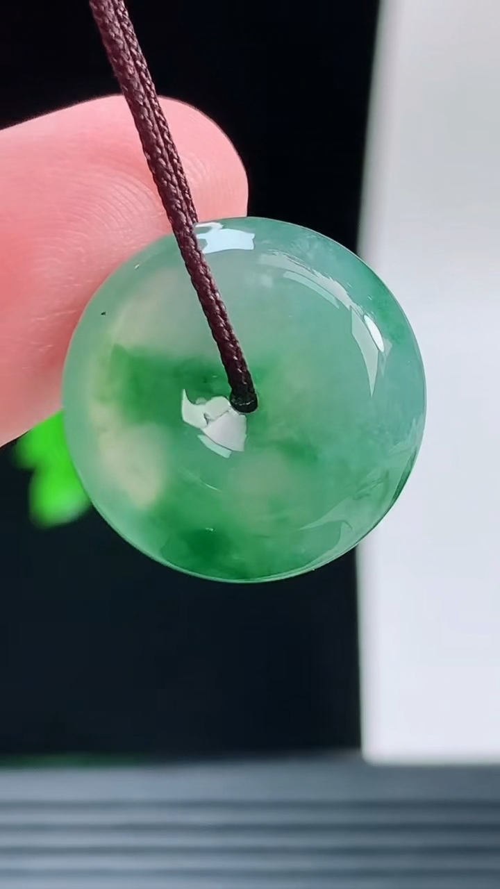 天然A货翡翠平安扣吊坠，尺寸17.6-6重量:3.57g
9月14日
