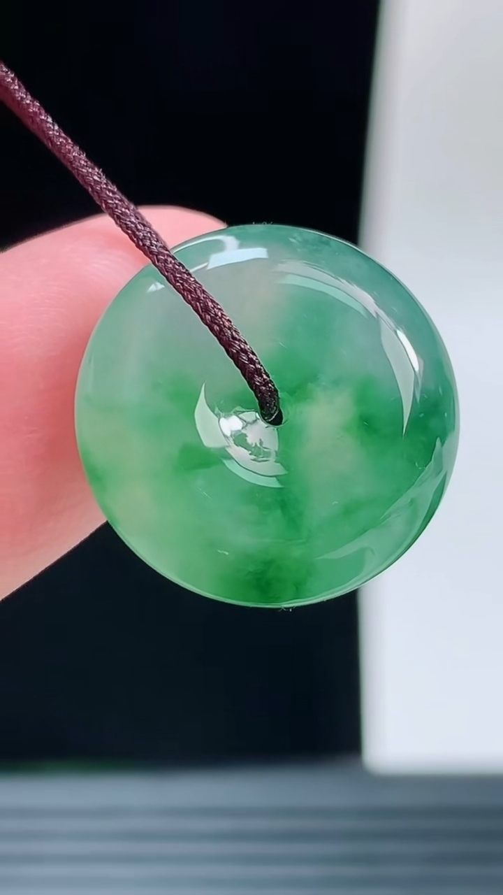 天然A货翡翠平安扣吊坠，尺寸17.6-6重量:3.57g
9月14日