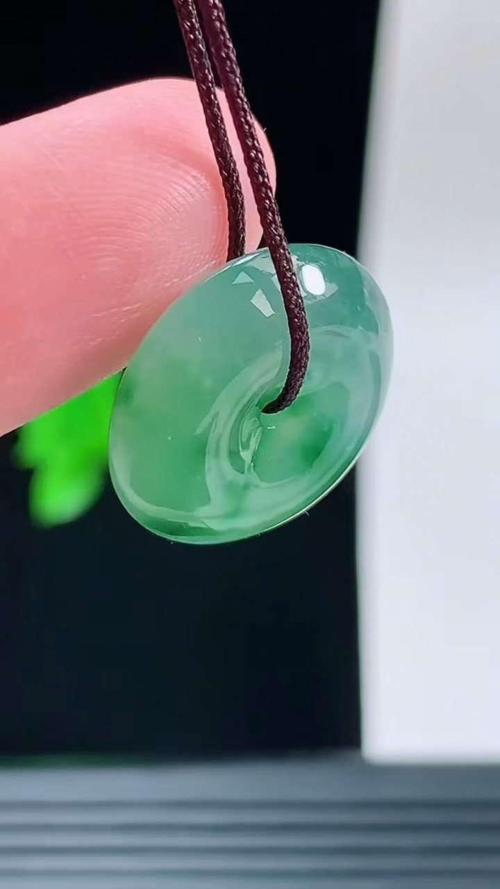 天然A货翡翠平安扣吊坠，尺寸17.6-6重量:3.57g
9月14日