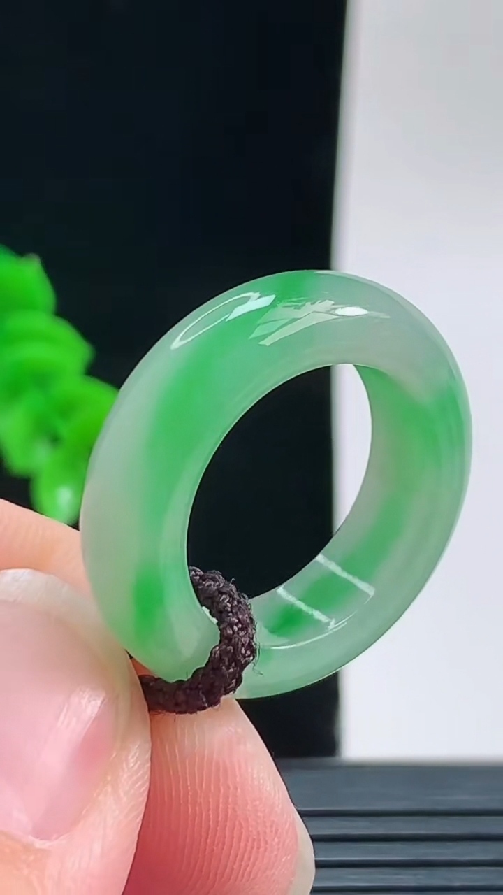 天然A货翡翠玉指环戒指，尺寸17.9-6.6-4.8重量:6.37g2026年9月14日
工厂直销收藏佳品,种好水足，色泽均匀，有种有色，上手高大气！