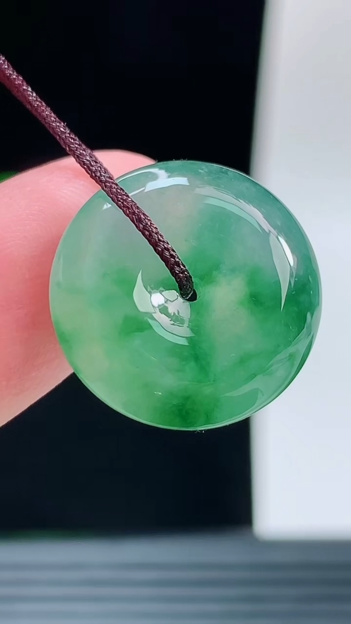 天然A货翡翠平安扣吊坠，尺寸17.6-6重量:3.57g
9月14日