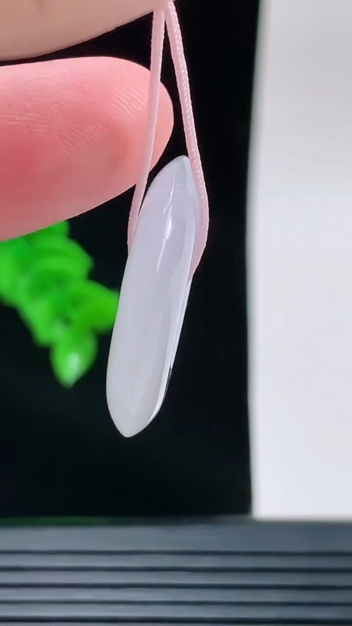 天然A货翡翠平安扣吊坠，尺寸25.1-5.2重量:6.68g
9月14日