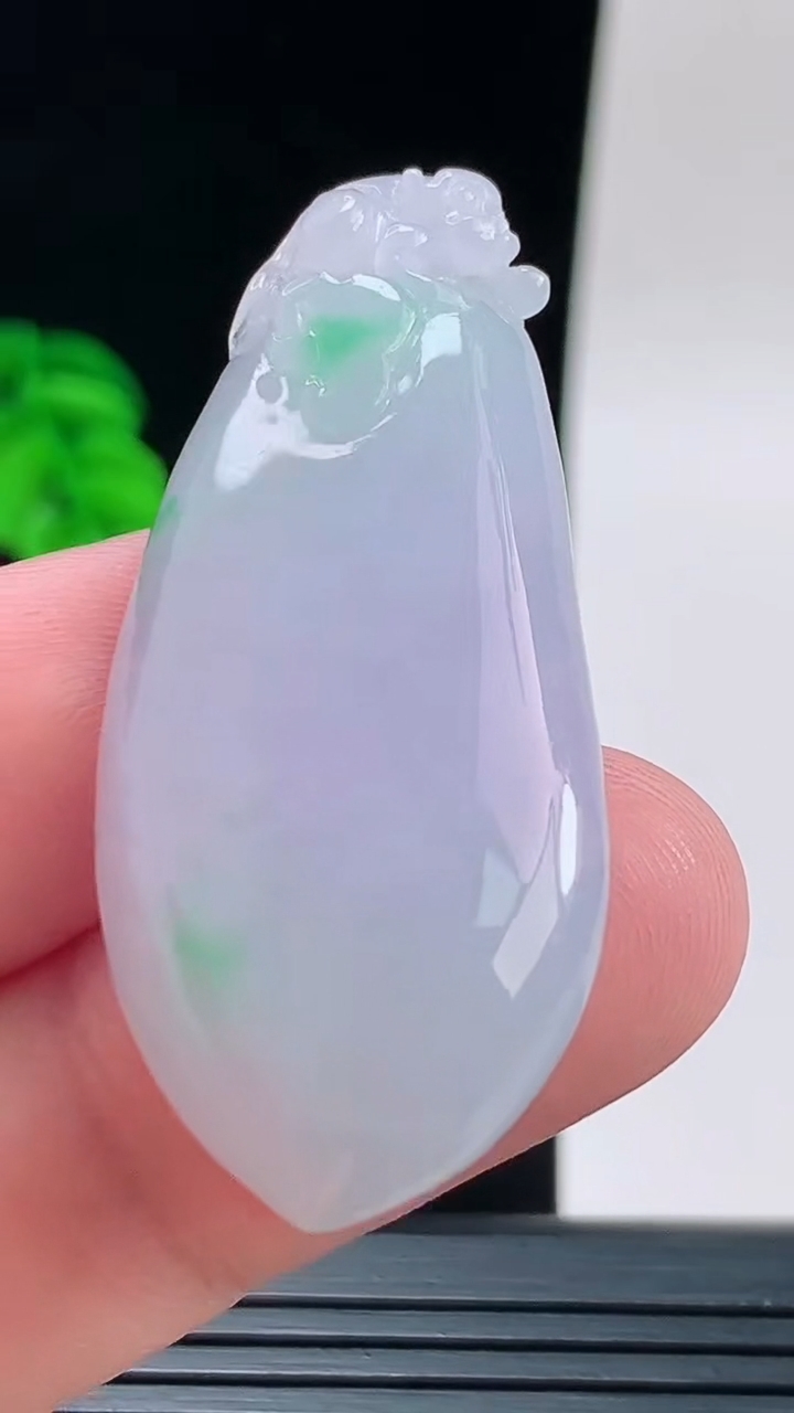 天然A货翡翠春带彩 紫罗兰福瓜吊坠，尺寸48.8-24.9-8.3重量:16.30g
9月14日