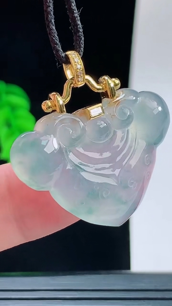 天然A货翡翠种飘花如意头吊坠，尺寸23.5-31.7-5.8重量:9.84g
9月14日