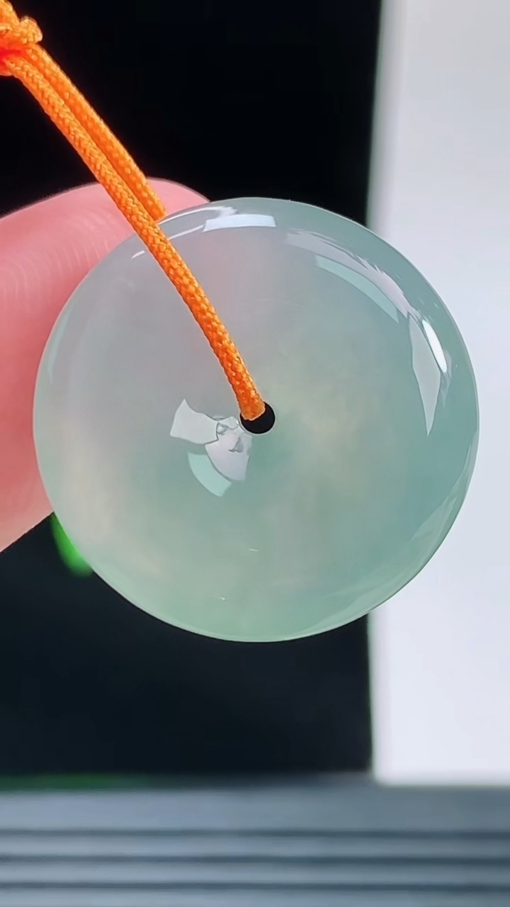 天然A货翡翠平安扣吊坠，尺寸20.8-5.2重量:4.54g
9月14日