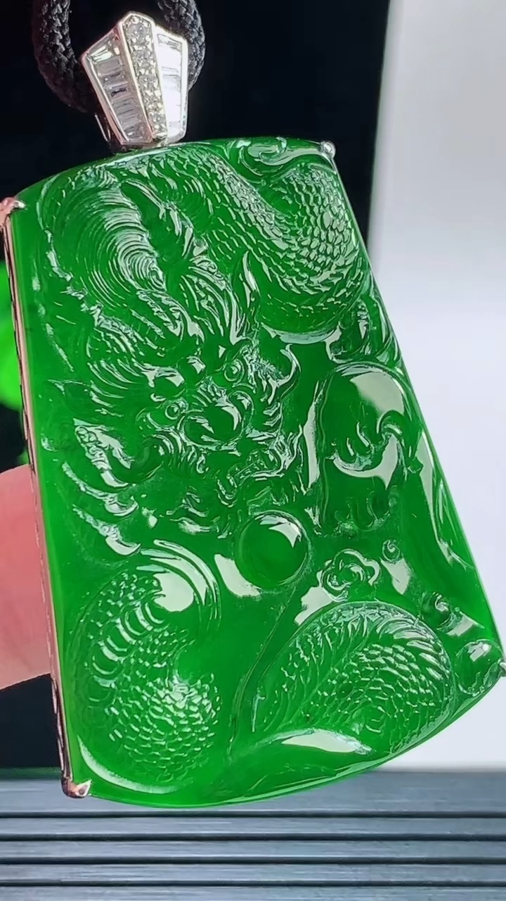 天然A货翡翠龙牌吊坠，尺寸45.6-25.2-7.7重量:17.16g
9月14日