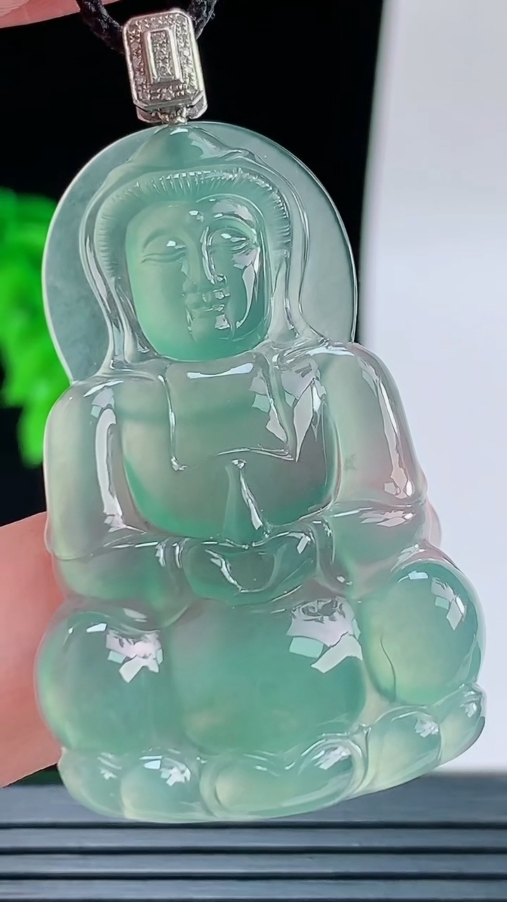 天然A货翡翠正装观音菩萨吊坠，尺寸42-29.3-4.4重量:8.40g
9月14日