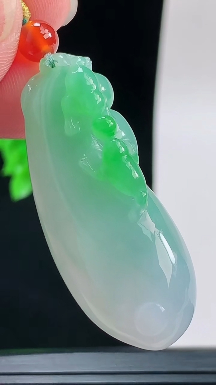 天然A货翡翠福瓜吊坠，尺寸43.5-17.9-9.9重量:15.16g
9月14日