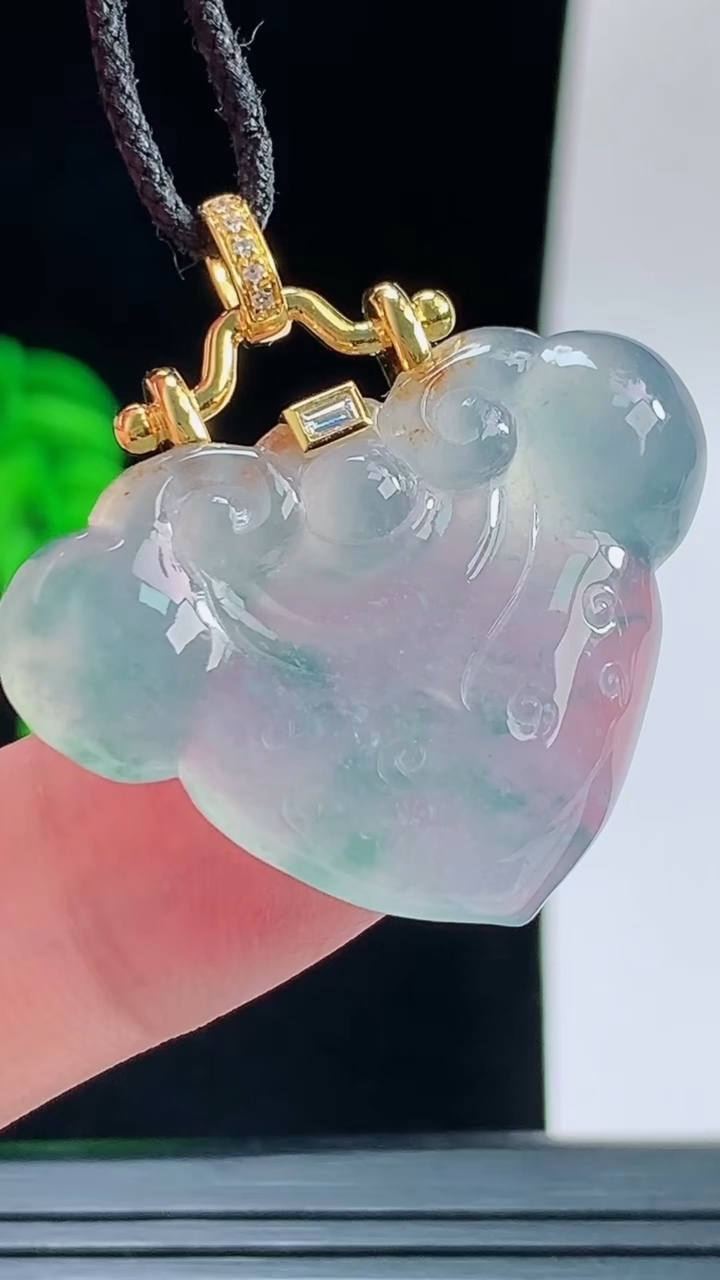 天然A货翡翠种飘花如意头吊坠，尺寸23.5-31.7-5.8重量:9.84g
9月14日