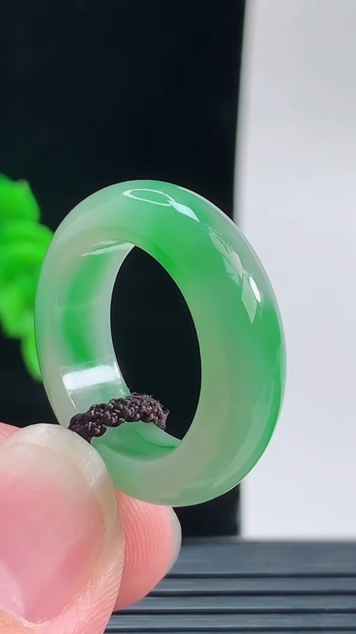 天然A货翡翠玉指环戒指，尺寸17.9-6.6-4.8重量:6.37g2026年9月14日
工厂直销收