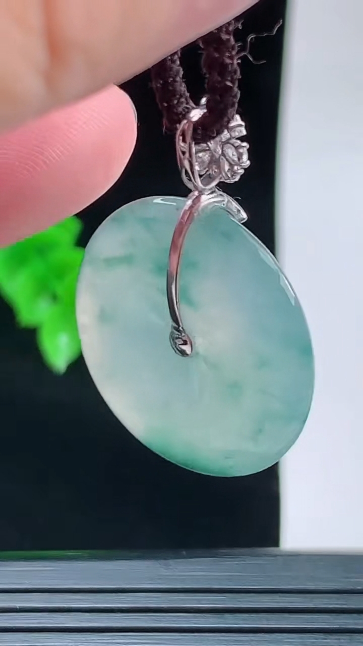 天然A货翡翠种飘花平安扣吊坠，尺寸23.5-5.4重量:6.32g
9月14日