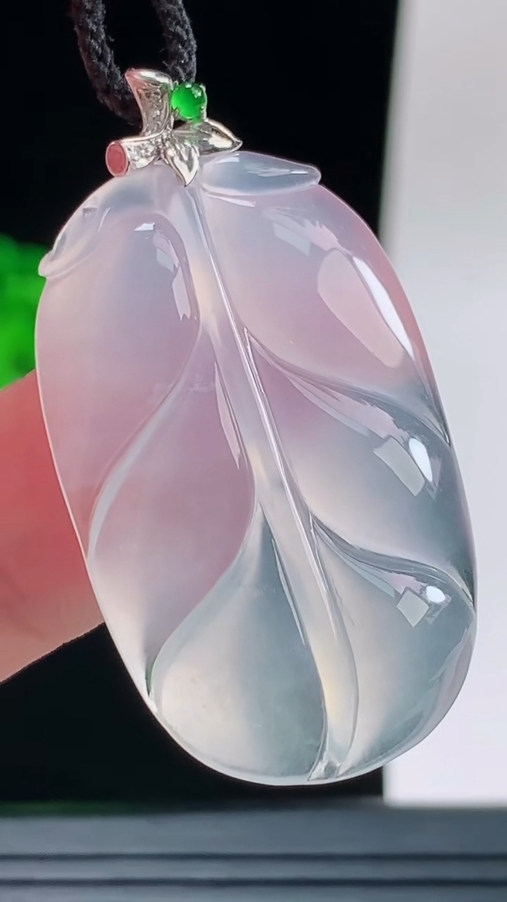 天然A货翡翠种白冰金枝玉叶 叶子吊坠，尺寸35.3-20.9-4.4重量:6.32g
9月14日