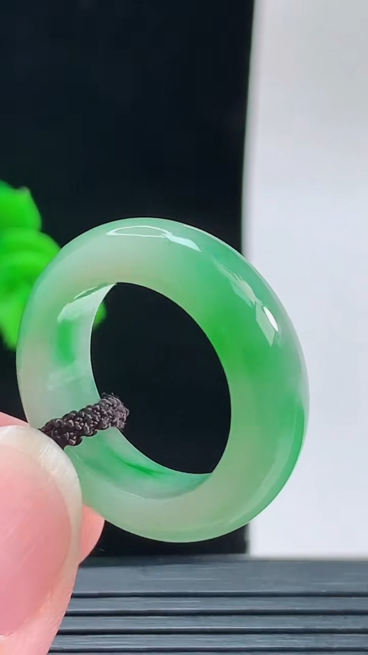 天然A货翡翠玉指环戒指，尺寸17.9-6.6-4.8重量:6.37g2026年9月14日
工厂直销收藏佳品,种好水足，色泽均匀，有种有色，上手高大气！