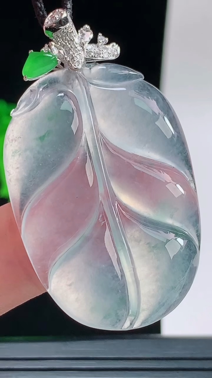 天然A货翡翠种飘花金枝玉叶 叶子吊坠，尺寸42-26.4-4.9重量:11.33g
9月14日