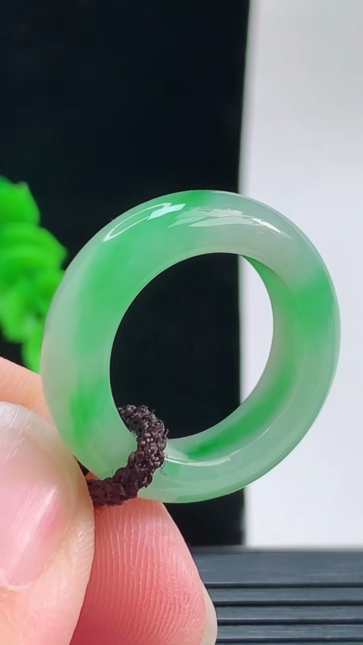 天然A货翡翠玉指环戒指，尺寸17.9-6.6-4.8重量:6.37g2026年9月14日
工厂直销收藏佳品,种好水足，色泽均匀，有种有色，上手高大气！