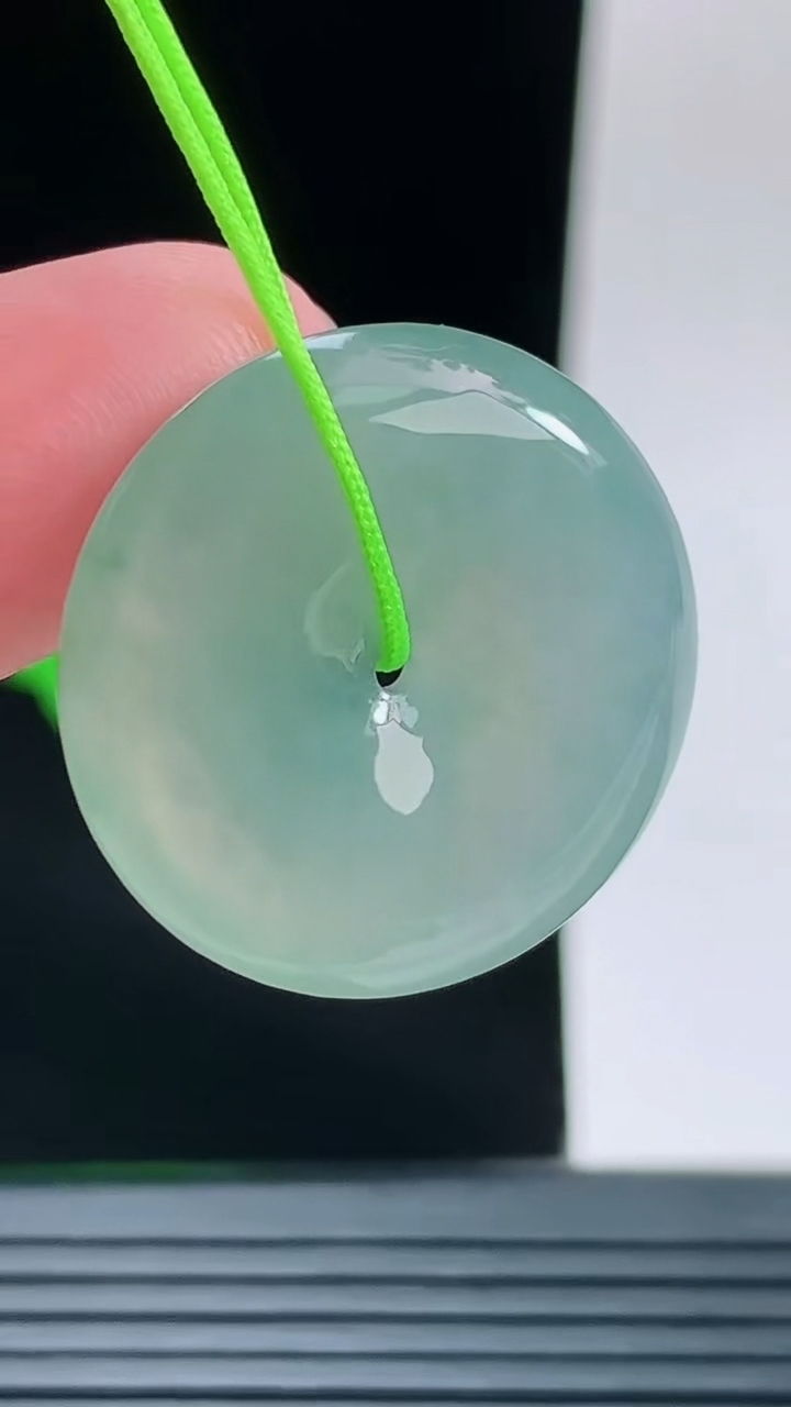 天然A货翡翠平安扣吊坠，尺寸25.2-5.6重量:7.22g
9月14日