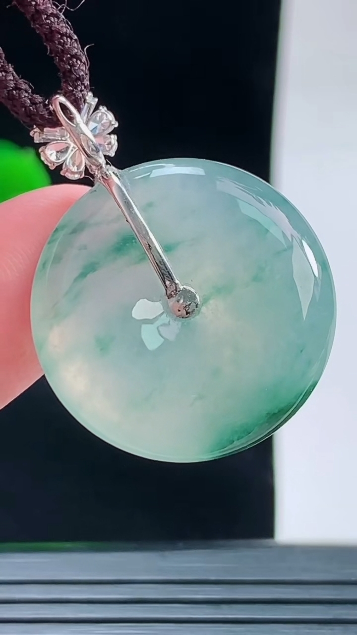 天然A货翡翠种飘花平安扣吊坠，尺寸23.5-5.4重量:6.32g
9月14日