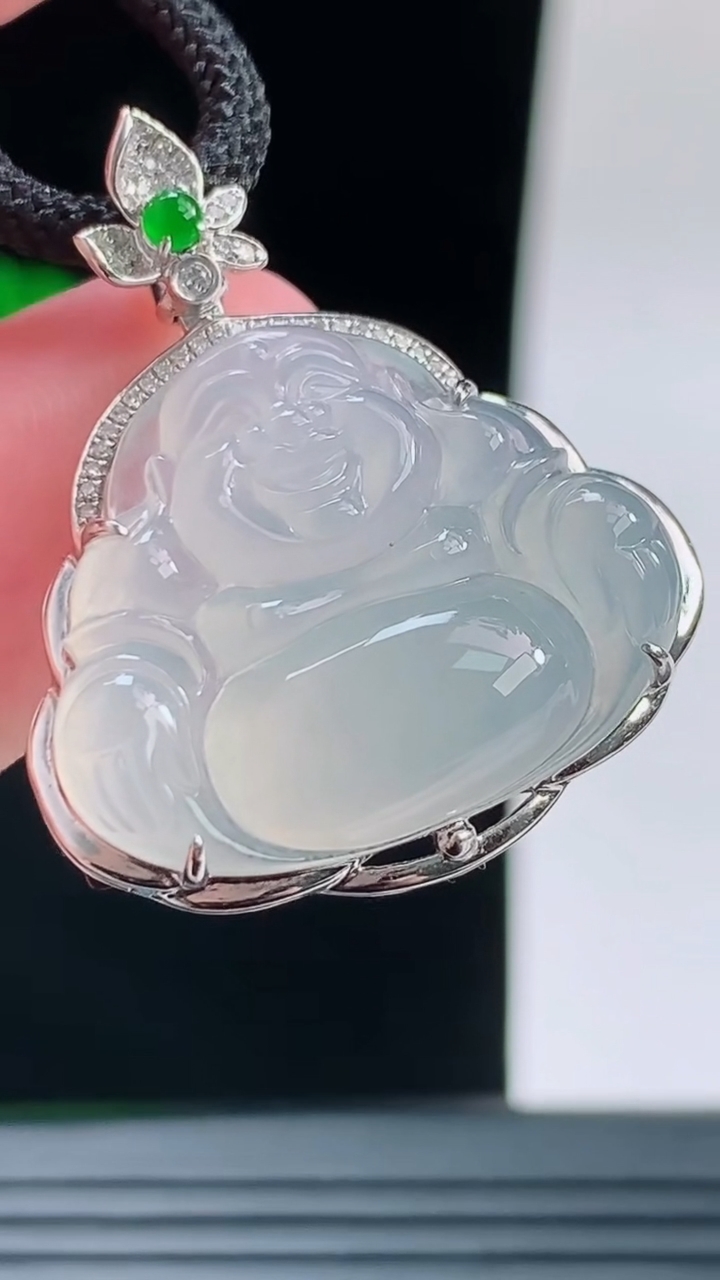 天然A货翡翠种白冰佛公吊坠，尺寸29-24.2-7.7裸石18.9-23.3重量:5.15g
9月1