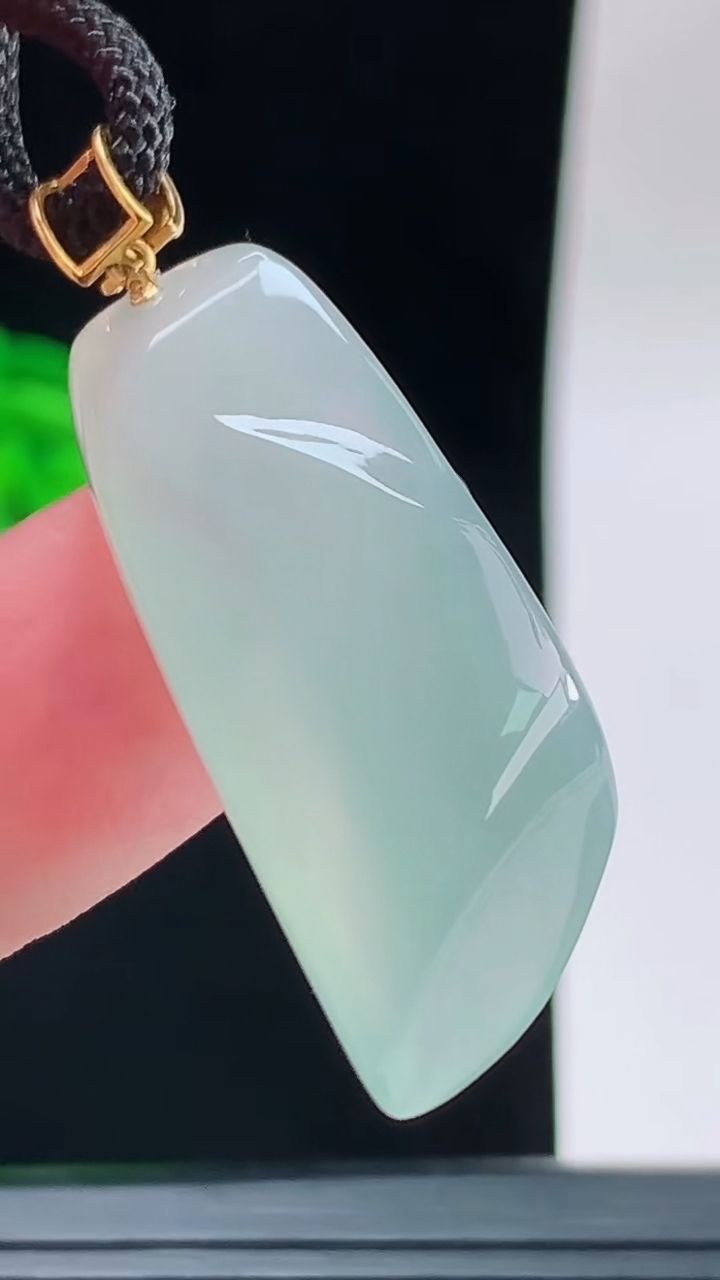 天然A货翡翠随形吊坠，尺寸34.1-13.9-8.2重量:8.32g
9月14日