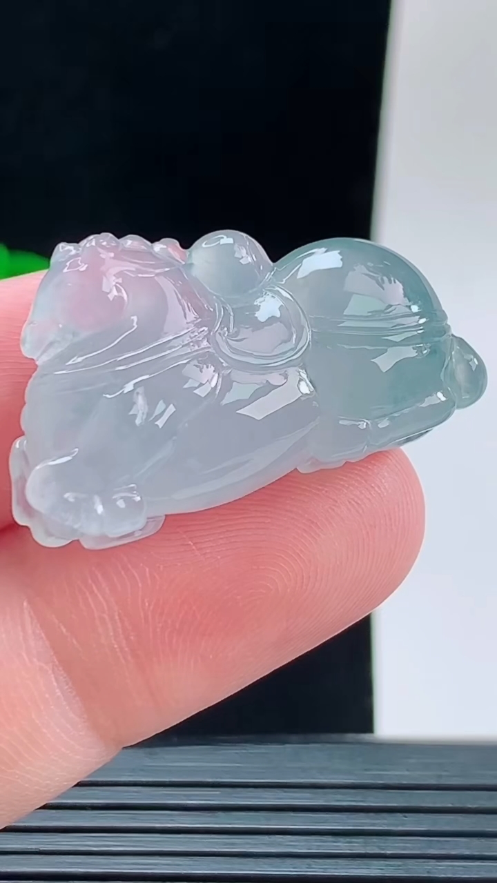 天然A货翡翠冰种飘花生肖马吊坠，尺寸31.7-20.1-9.4重量:10.64g
9月15日